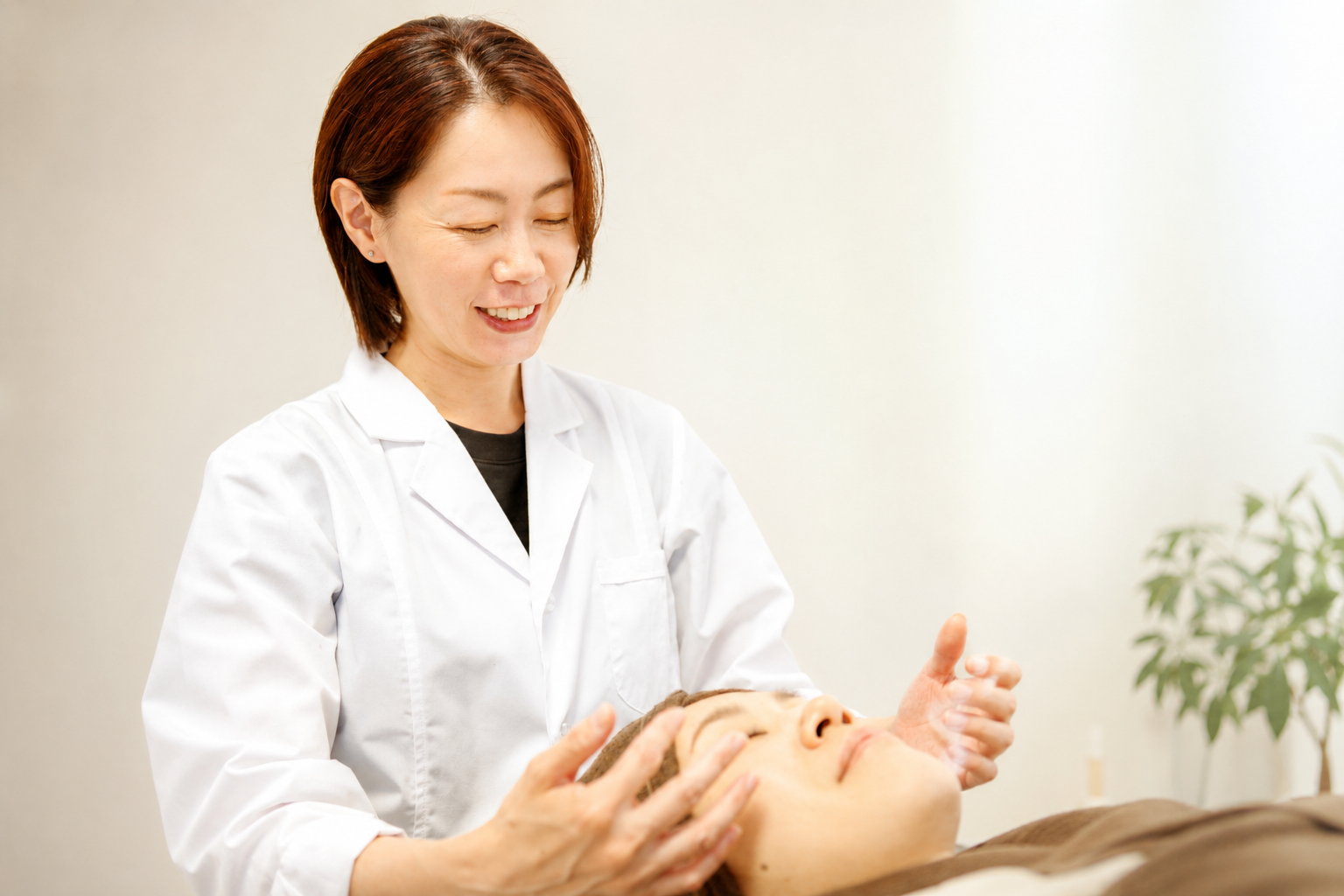 お客様のお顔をお手入れする代表
